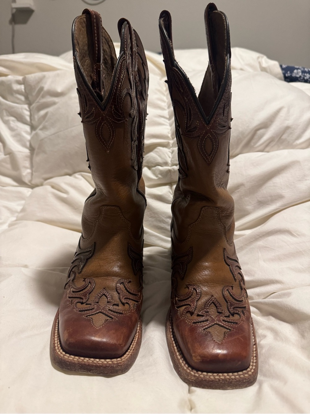 Ariat Brown Leather Western Cowboy Boots barely worn with a like new heel still!